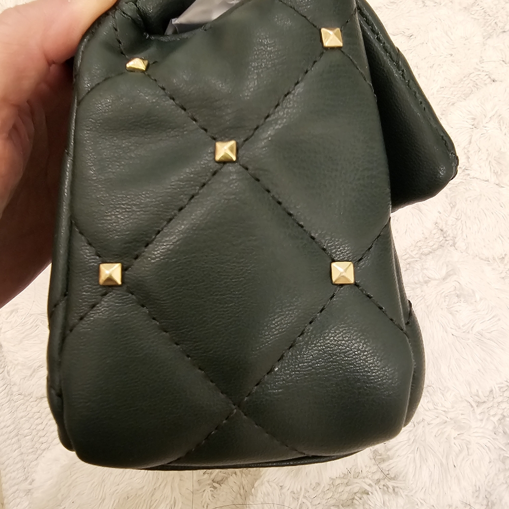 ⭐NWT Badgley Mischka Green Quilted Crossbody with Pearl and Gold Studded Accents - Picture 3 of 8